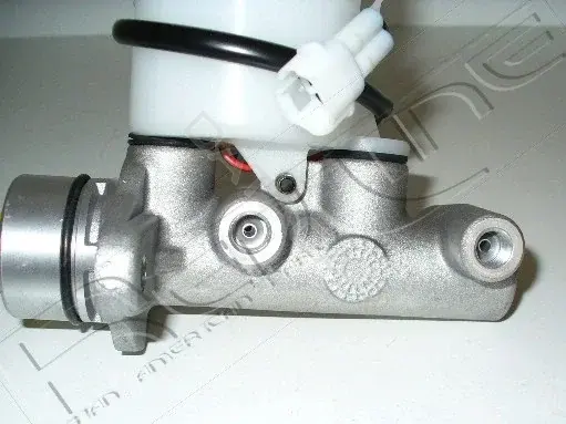 Главный тормозной цилиндр RED-LINE 09SZ000