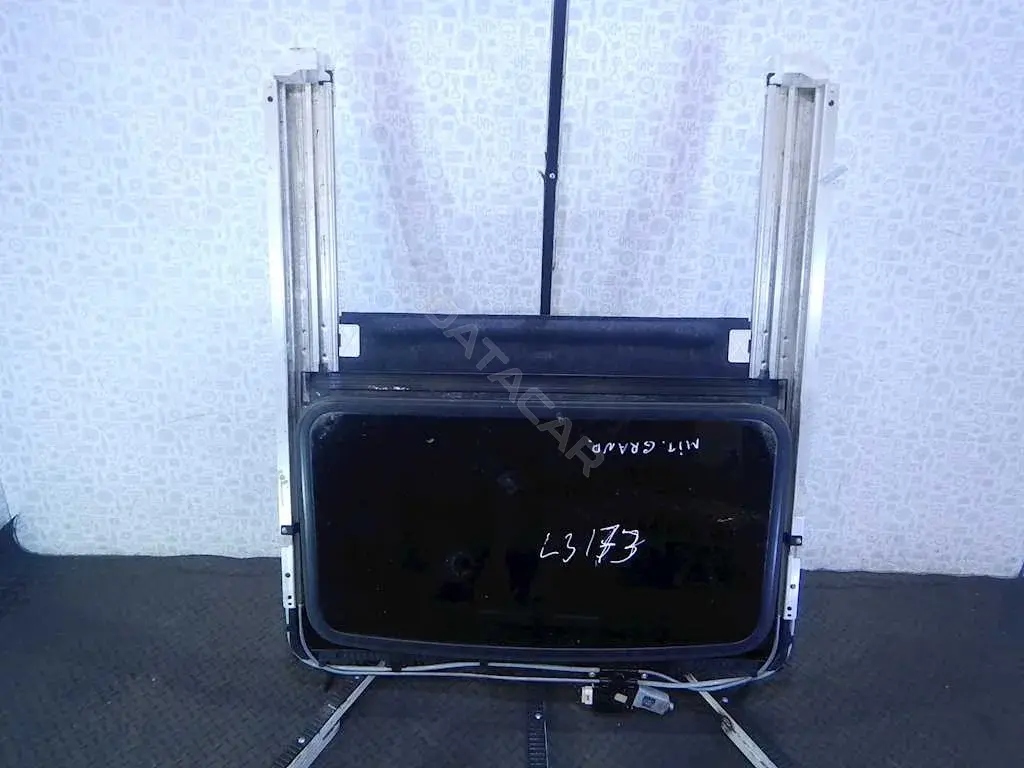 Люк MN129363