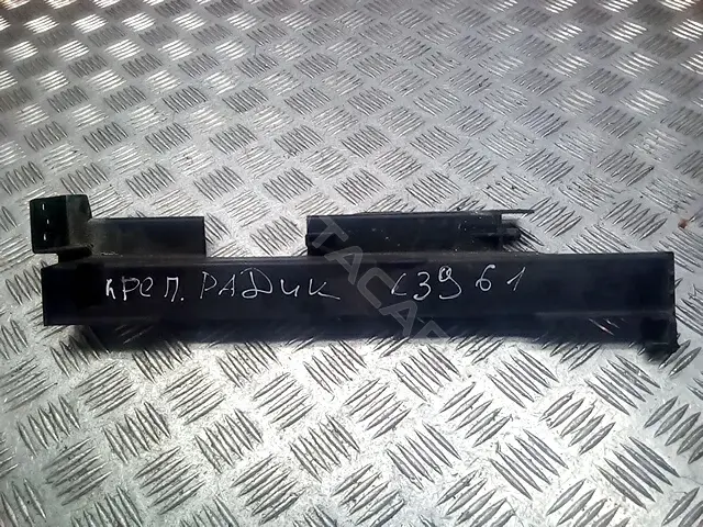 Кронштейн радиатора 05086176AB