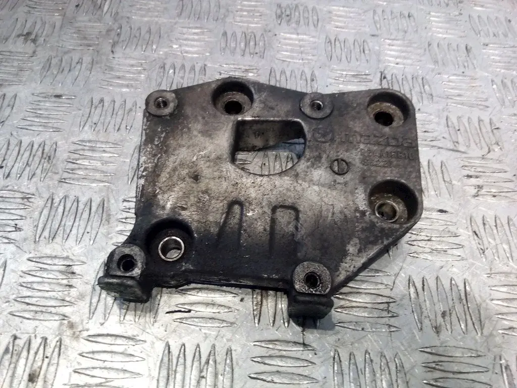 Кронштейн компрессора кондиционера R2AA15810