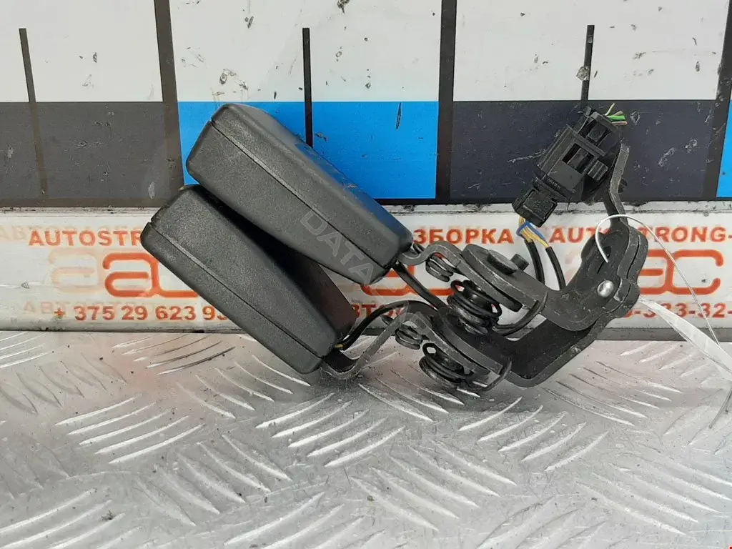 Замок ремня безопасности 8V0857739