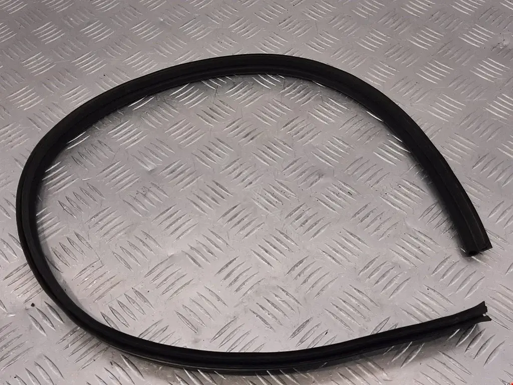 Уплотнитель капота 65810JK000