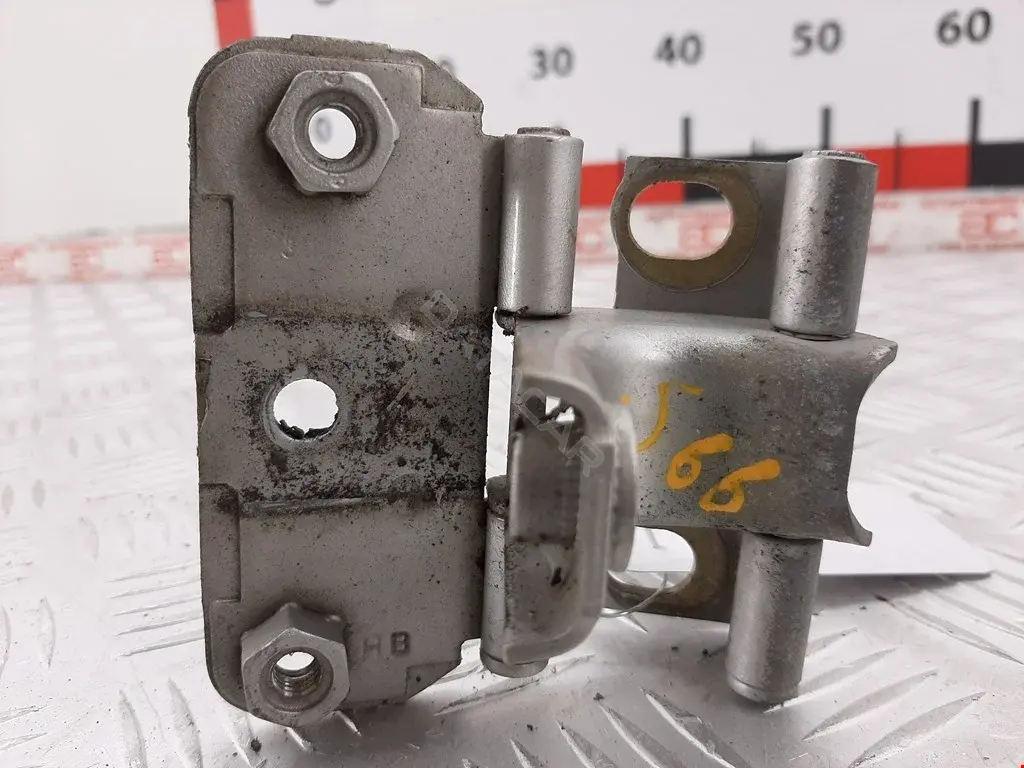Петля крышки багажника 04589059AD