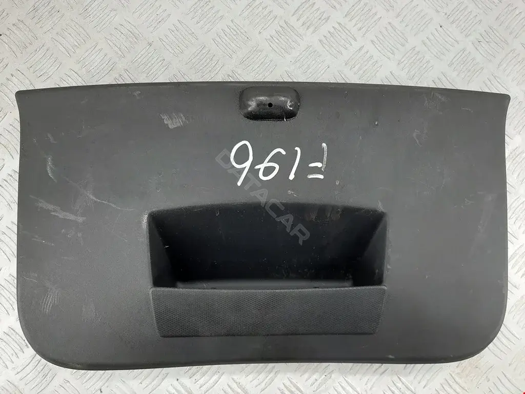 Обшивка крышки багажника 8200732412