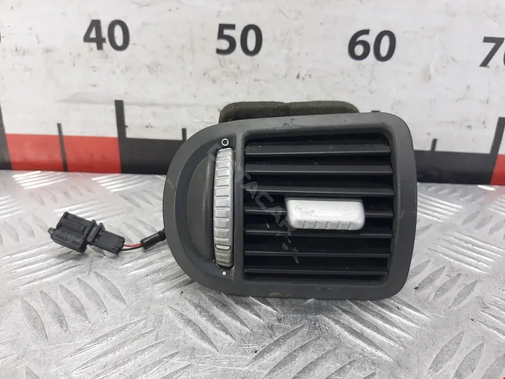 Дефлектор обдува салона 7L5819703A