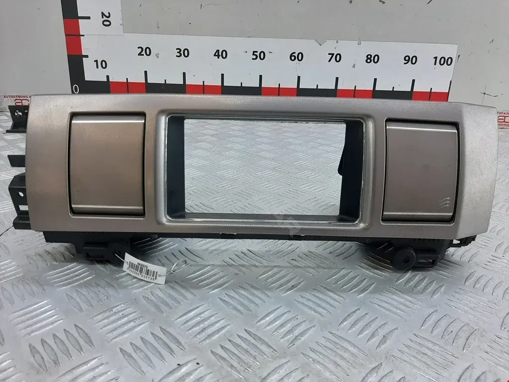 Дефлектор обдува салона 8X2319K617AH, 8X2319K617BH, C2Z22490