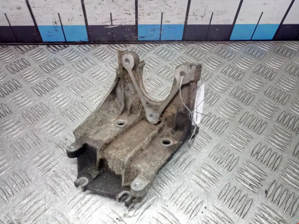Крепление ТНВД 057130147R