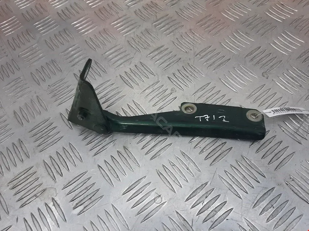Петля капота M820290