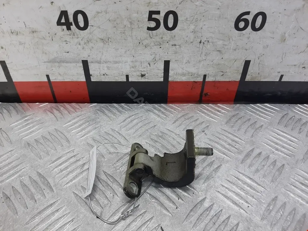 Петля крышки багажника 5P0827301D