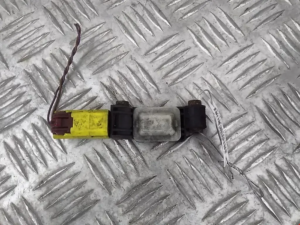 Датчик удара 8E0959651A, V10720875