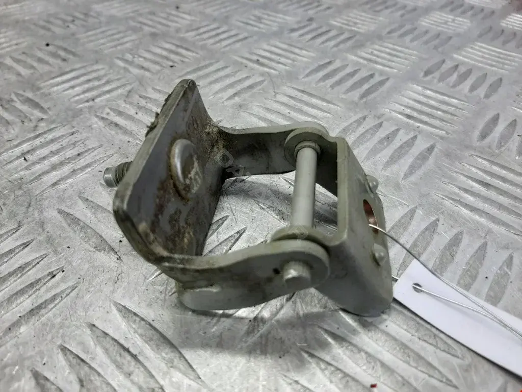 Петля крышки багажника 861375