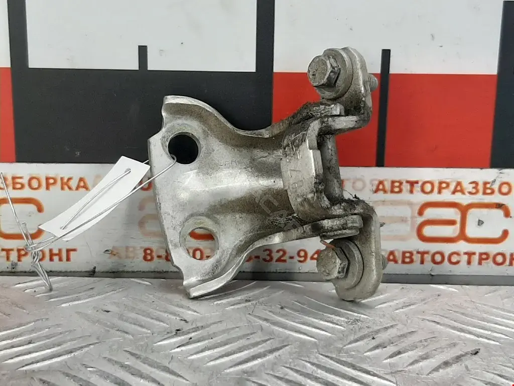 Петля двери MB927780