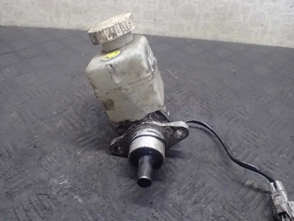 Главный цилиндр сцепления MR374862