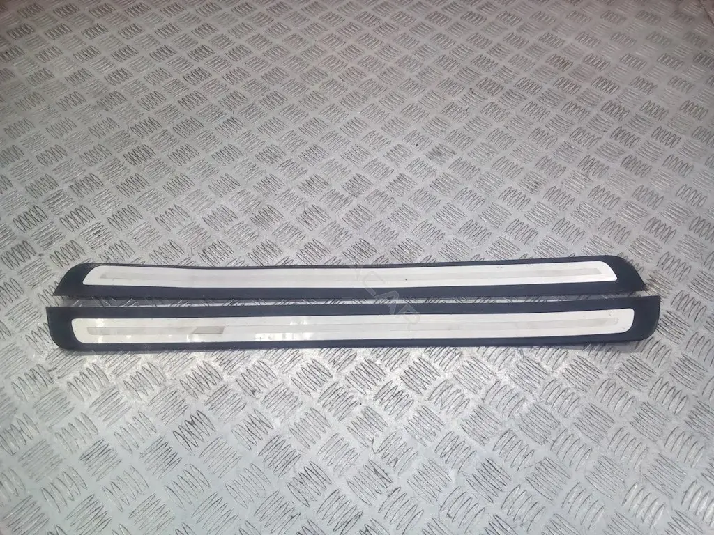 Накладка на порог 8T0853373K