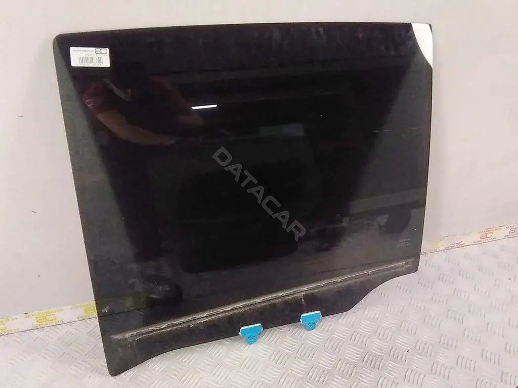 Стекло двери 82301ZQ10A