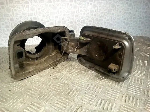 Крышка лючка топливного бака 51177117982
