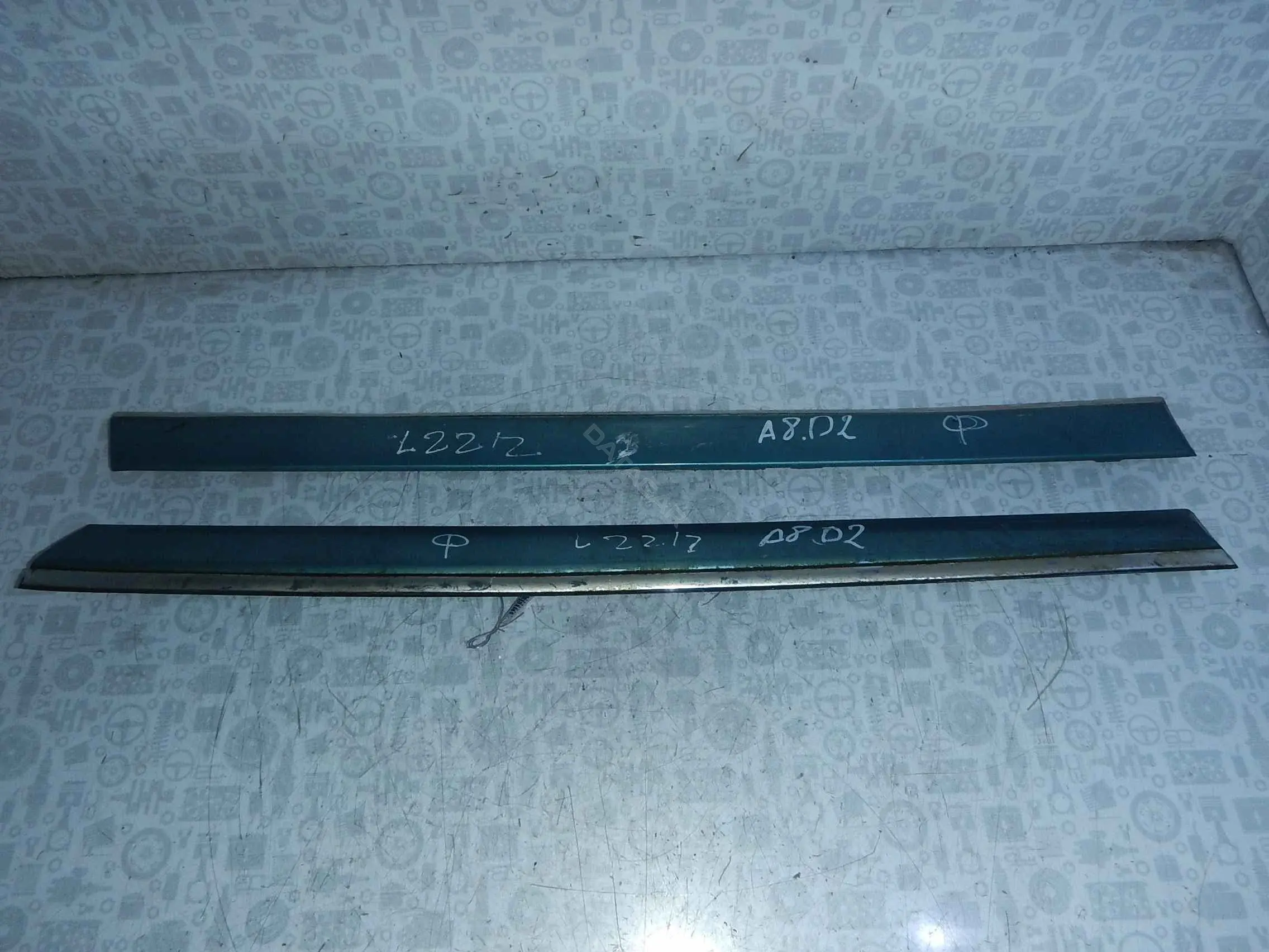 Молдинг двери 4D0853961