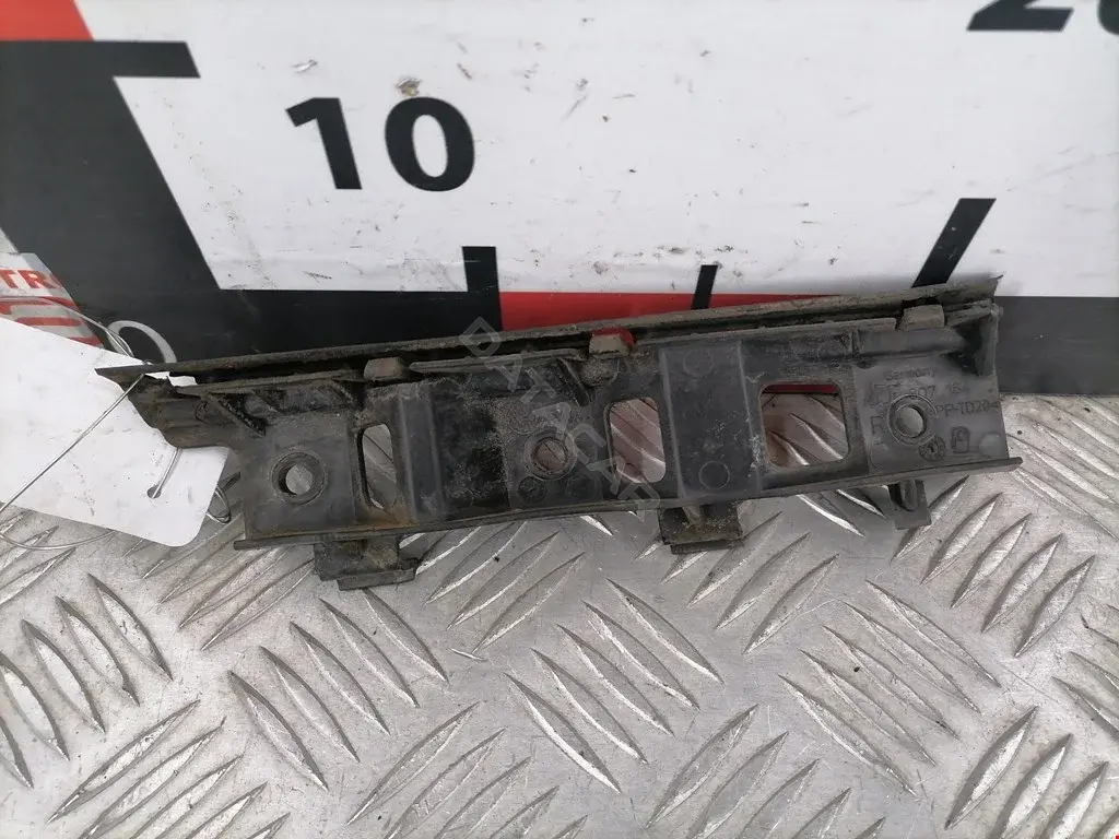 Кронштейн-направляющая бампера 00X10661, 100A10449, 115556