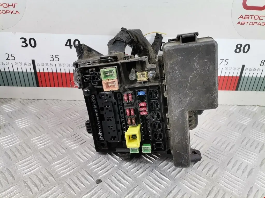 Блок предохранителей MR587816