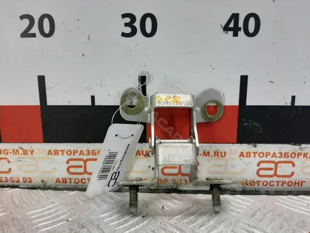 Петля крышки багажника 05054701AB