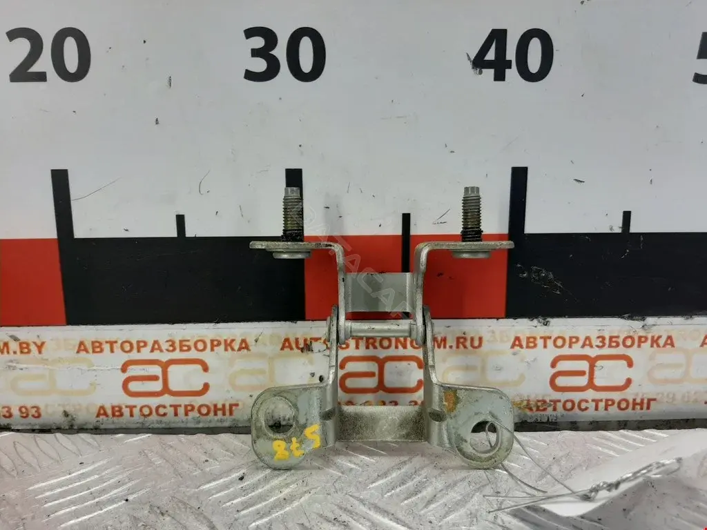 Петля крышки багажника 05054700AB