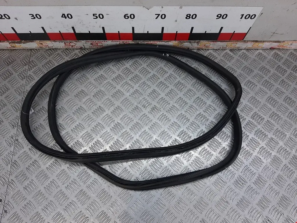 Уплотнитель багажника 51767187307