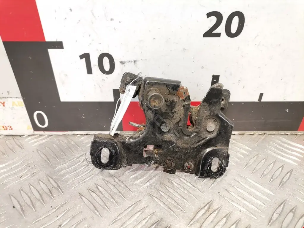 Замок капота 8L0823509E