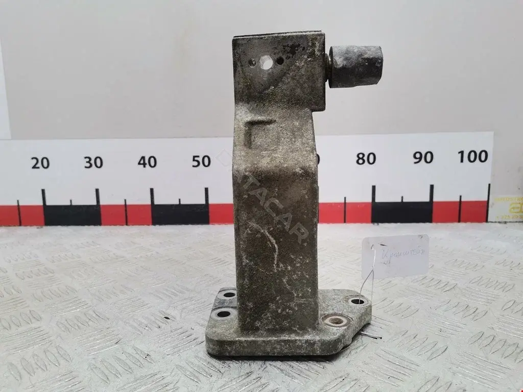 Кронштейн двигателя MR510311