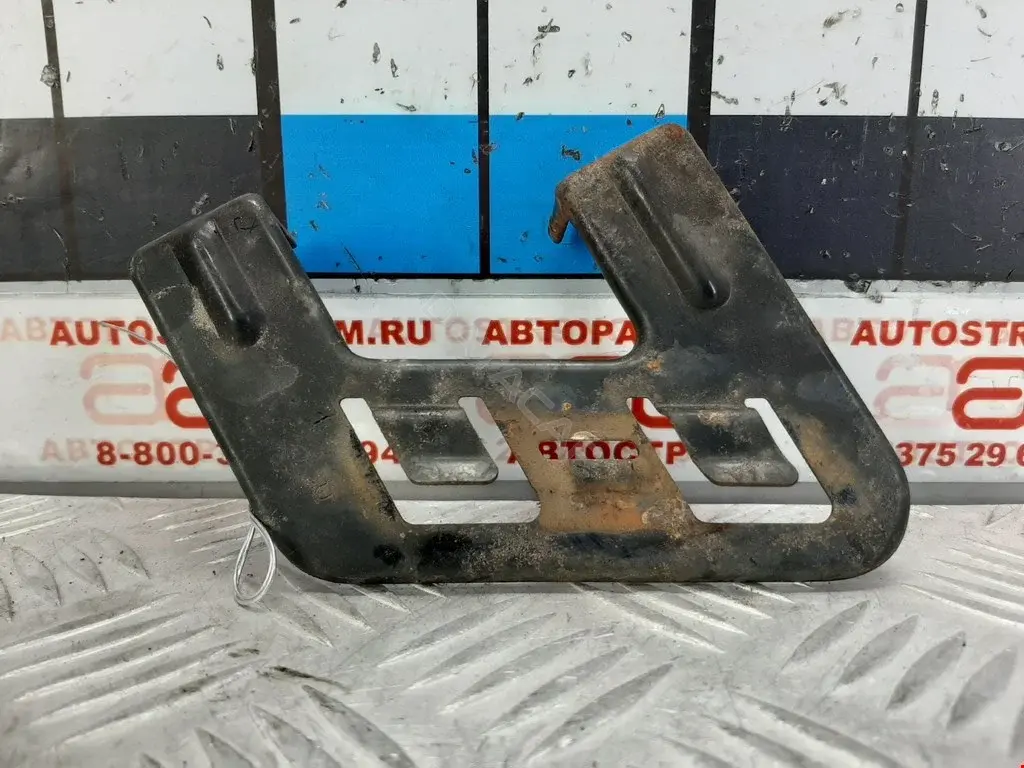 Кронштейн-направляющая бампера 865821F000, SKHU6119