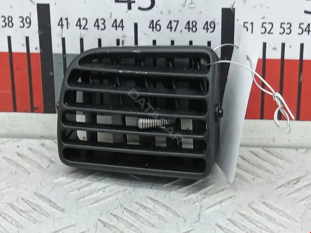 Дефлектор обдува салона MR915315