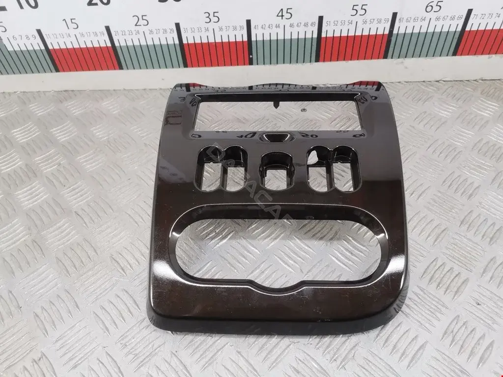 Консоль салона (кулисная часть) 682600050R