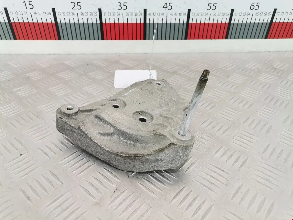 Кронштейн компрессора кондиционера 532274354, 55569037