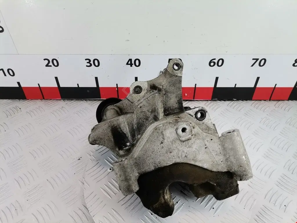 Кронштейн генератора 3747227000