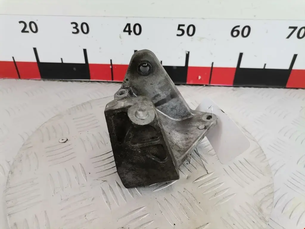 Кронштейн компрессора кондиционера 119409F600