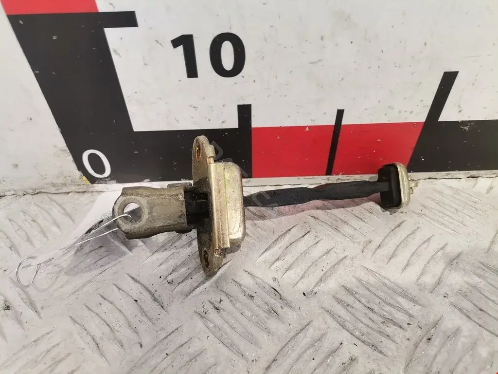 Ограничитель двери 82430BU000