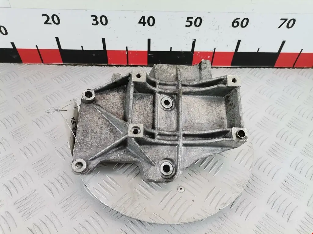 Кронштейн компрессора кондиционера 058260885C