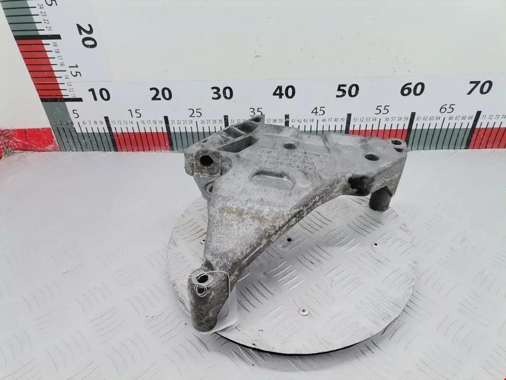 Кронштейн двигателя 03G199207F