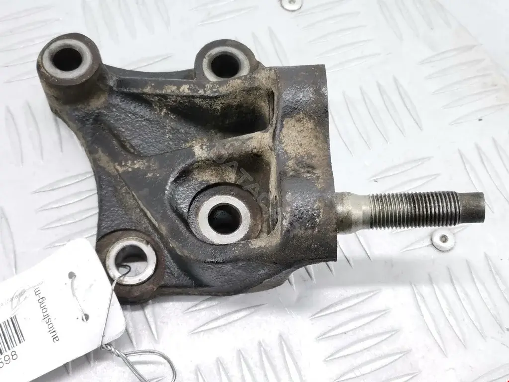 Кронштейн двигателя GE6R39030