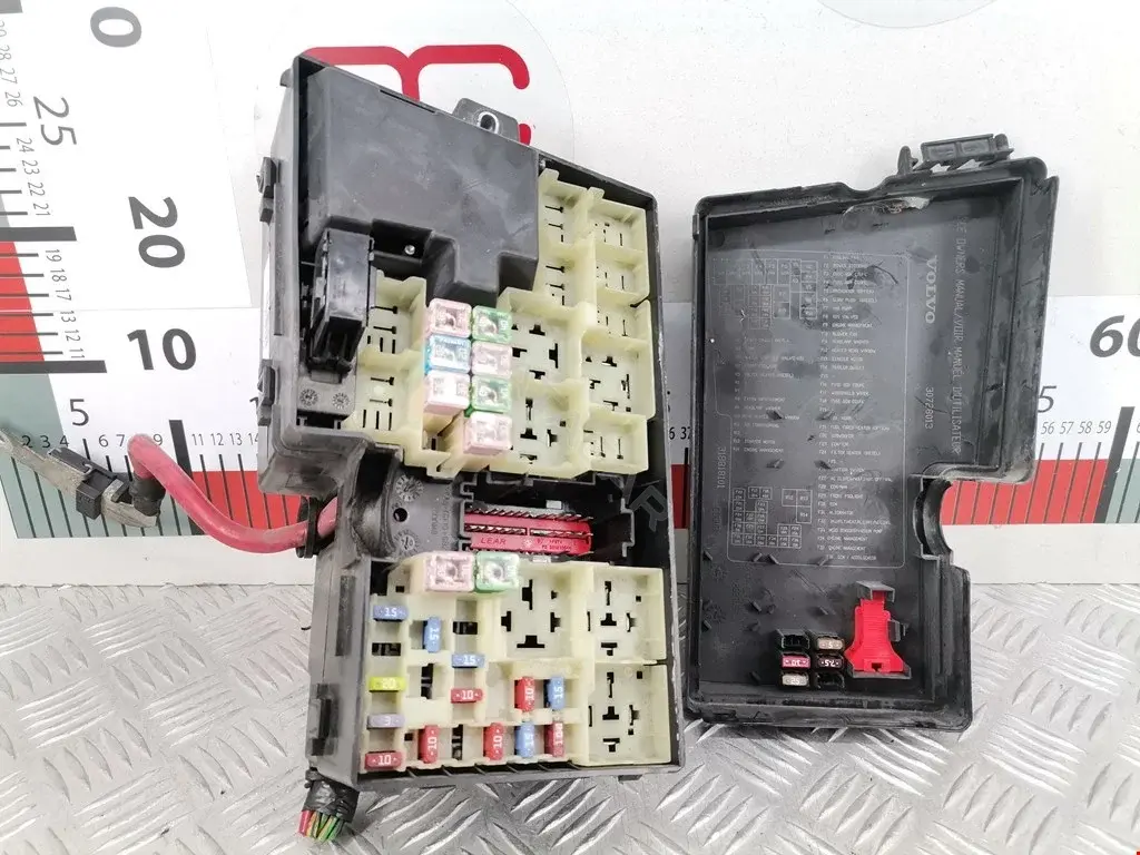 Блок предохранителей 30732127, 8688040