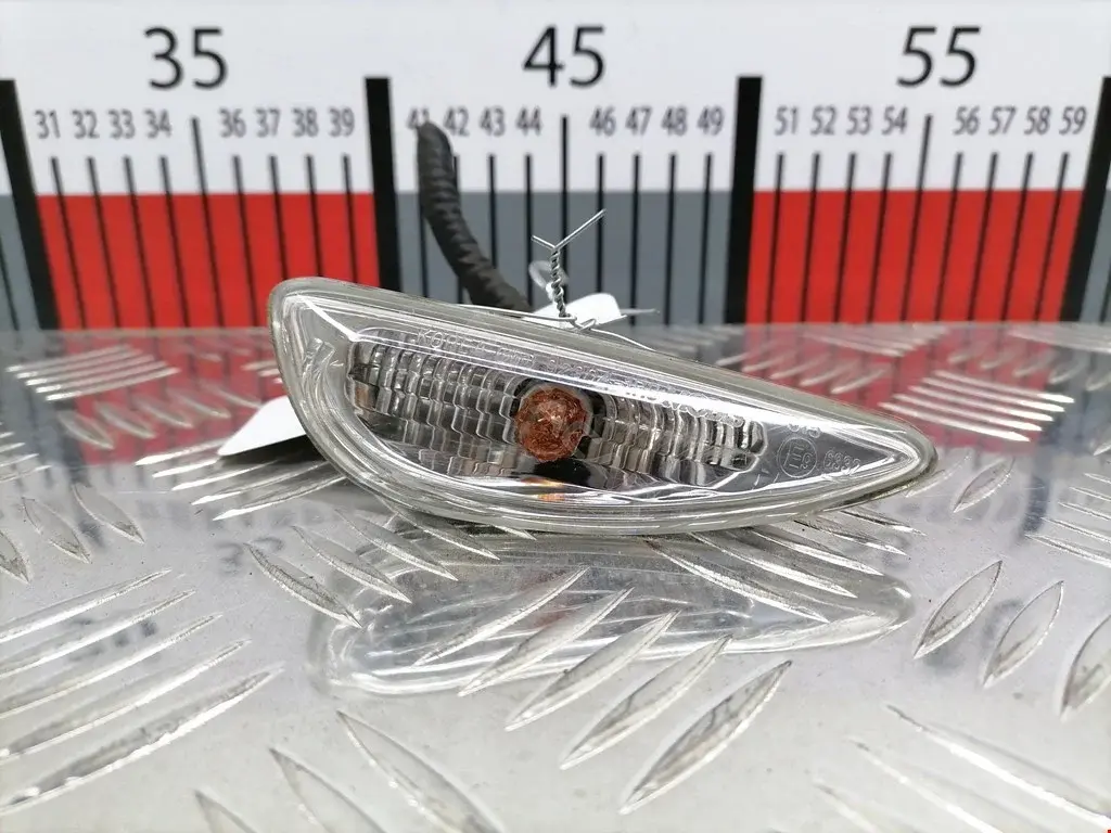 Повторитель передний 923031R010