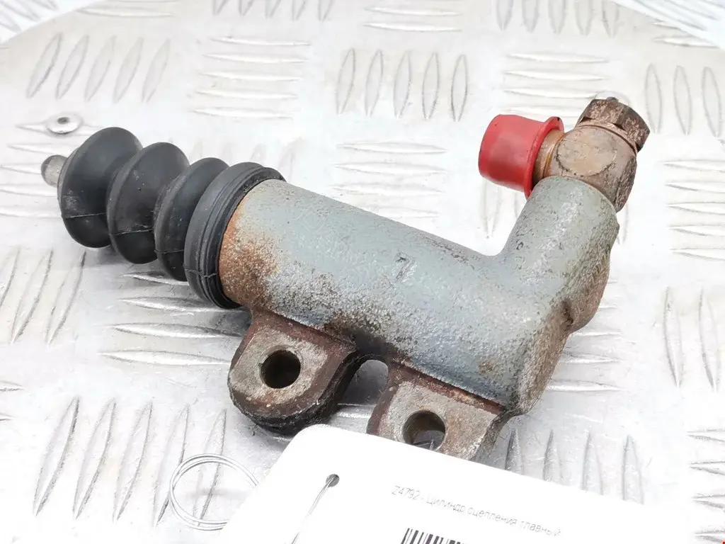 Главный цилиндр сцепления MR244839