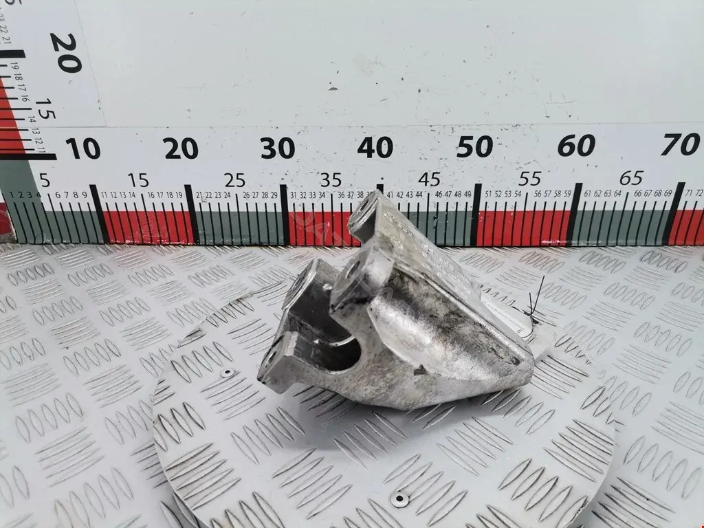 Кронштейн двигателя 3D0199308K