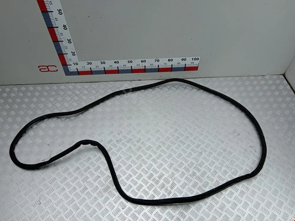 Уплотнитель капота 3T0823723B