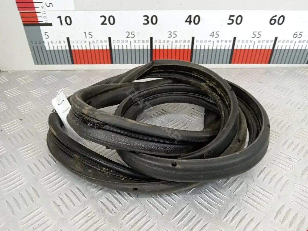 Уплотнитель багажника 1877888