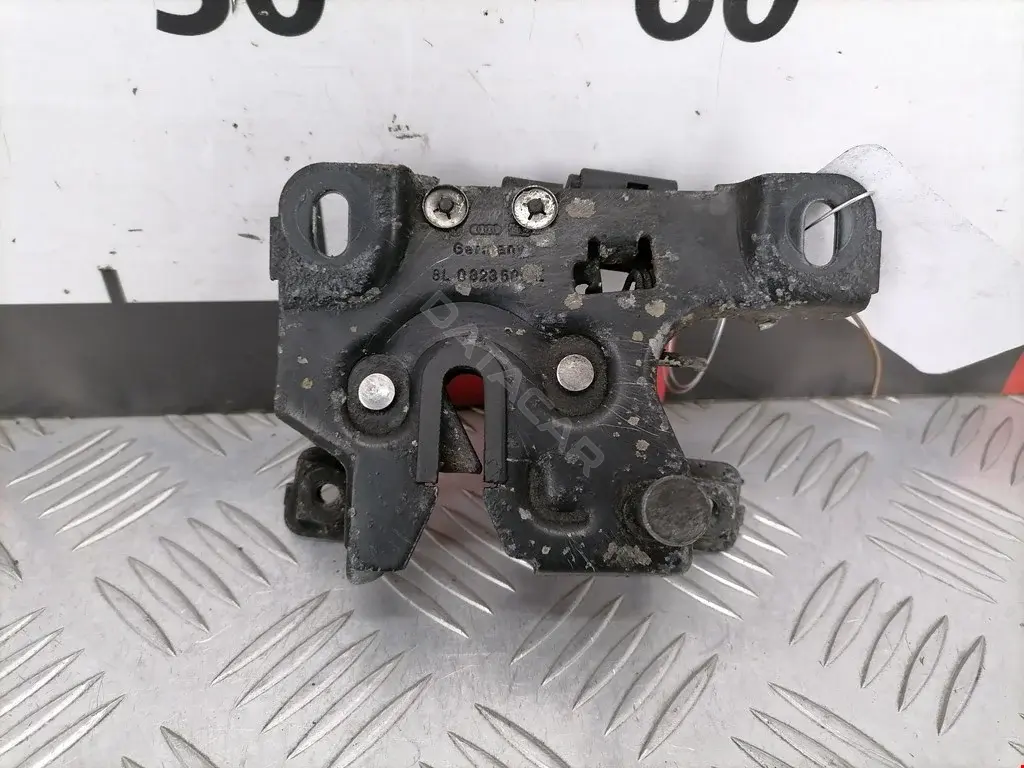 Замок капота 8L0823509E