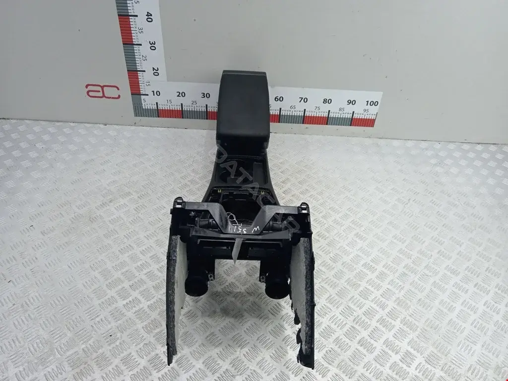 Подлокотник 3C0864211B