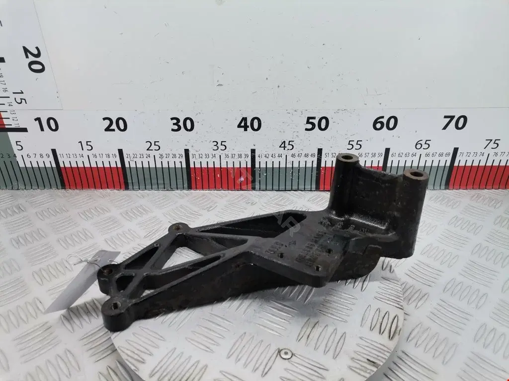 Кронштейн двигателя 7M0199308B