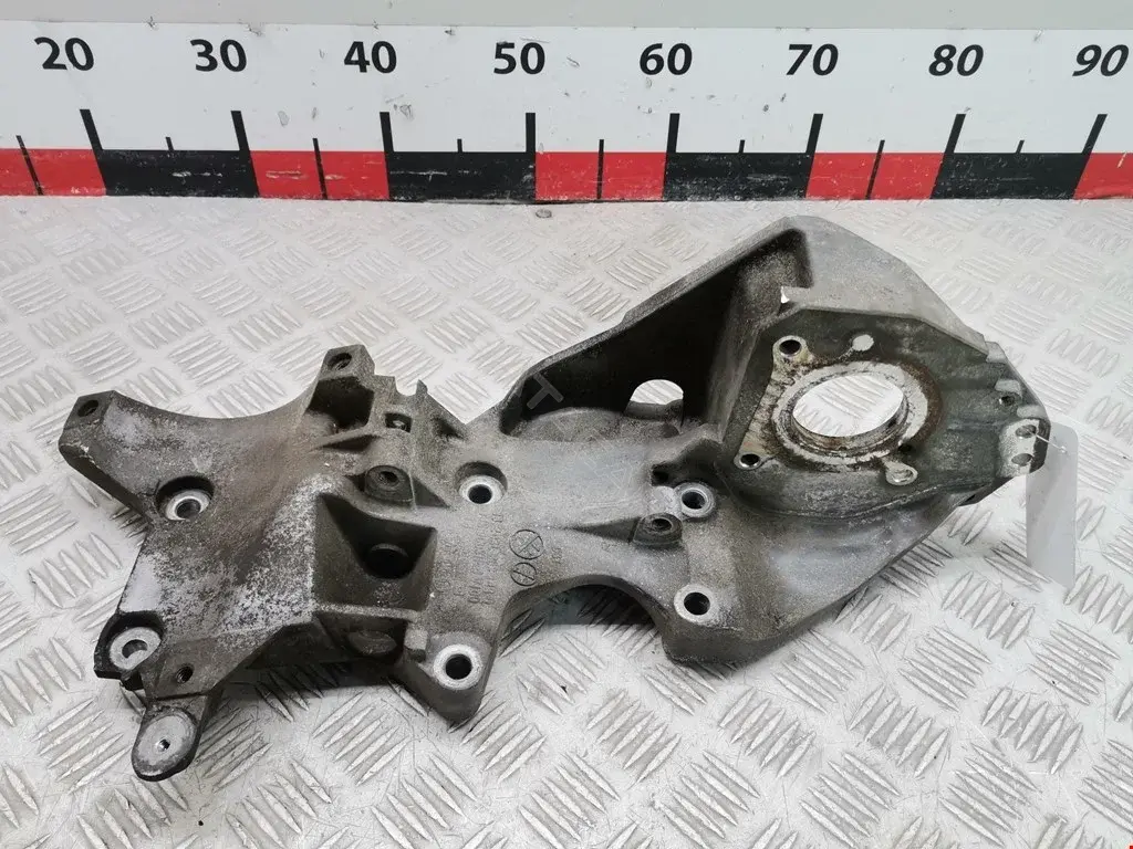 Кронштейн генератора 03L903143Q