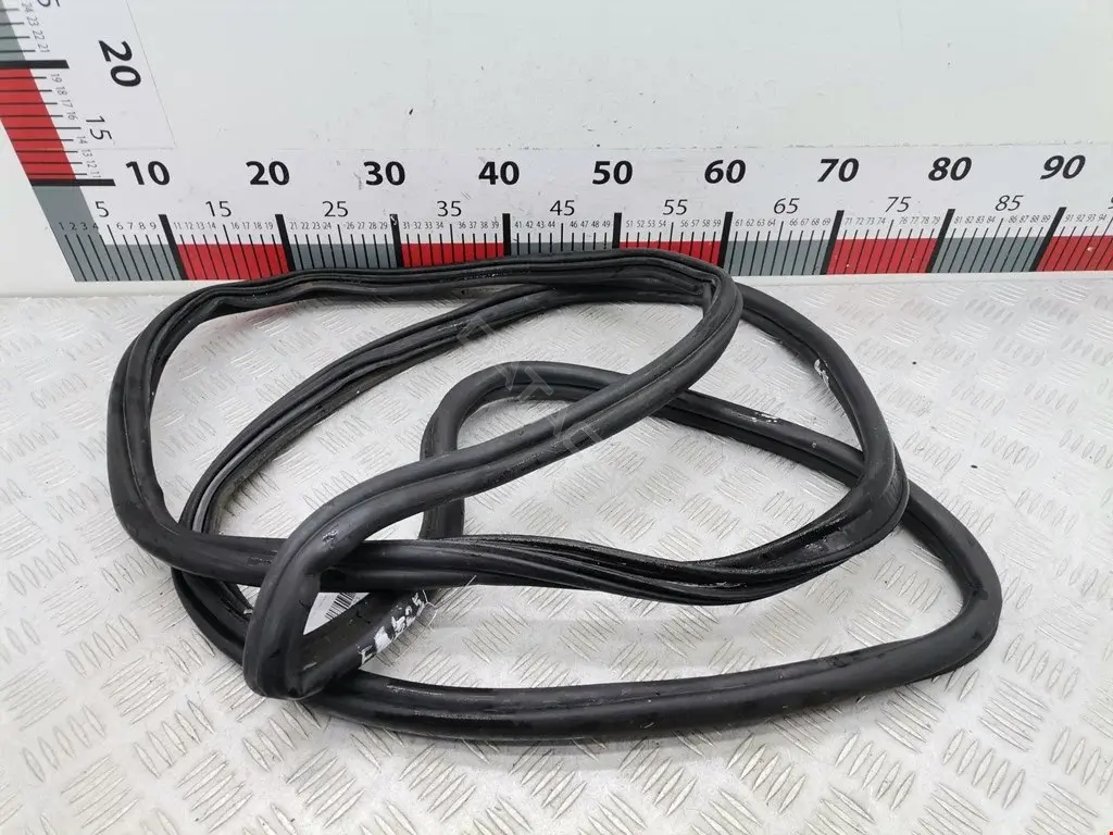 Уплотнитель багажника 3B9827705C