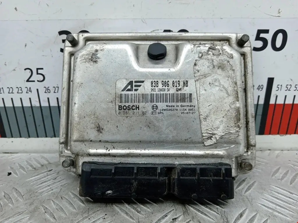 Блок управления двигателем 0281011821, 1330365